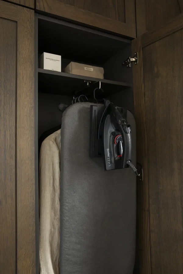 Bentley Europe ormar s ugrađenom daskom za glačanje i glačalom u hotelskoj sobi