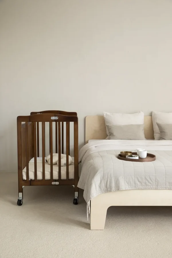 Bentley Europe dječji krevetić u elegantnoj hotelskoj sobi