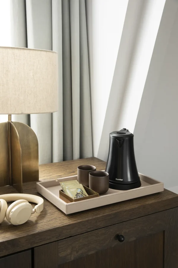 Bentley Europe kettle tray i hospitality set na hotelskom ormariću