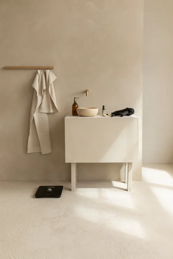 Bentley Europe kupaonski detalji s vagom i sušilom za kosu u premium hotelu