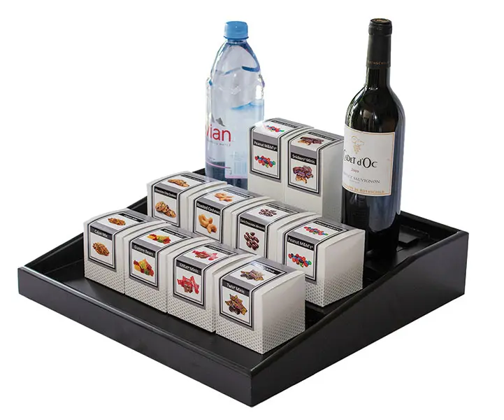 Hotelski minibar tray s izborom pića, grickalica i dodataka za goste